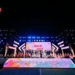昨夜，万人荧光海洋点亮青白江为明校园！2026艺术节“燃动青春”